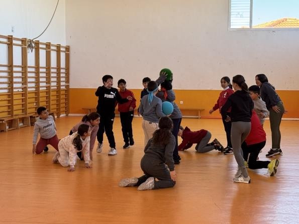 alumnos jugando a Pelota Ciega