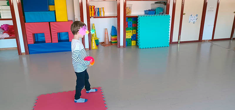 Ejercicios con pelota arcoíris
