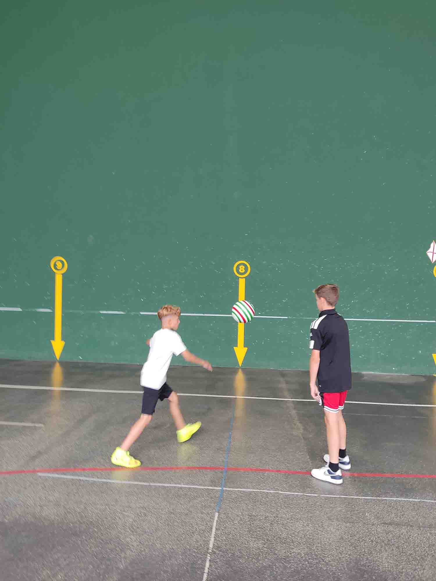Alumnos jugando a los cuadrados