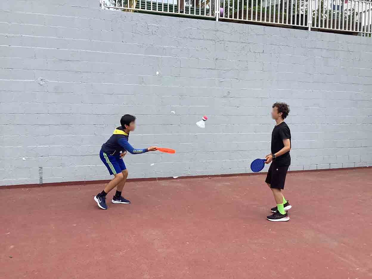 Juego por parejas en Shuttleball