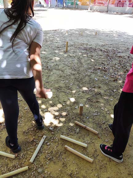 Alumna jugando al ajedrez vikingo