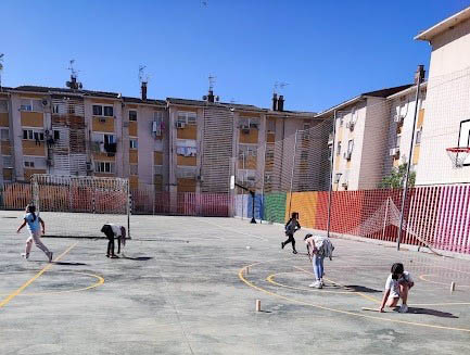 Alumnos calentando en el patio con kubb viking