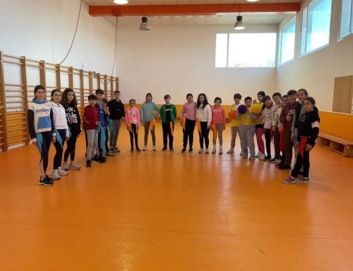 alumnos jugando a Ball tail fox