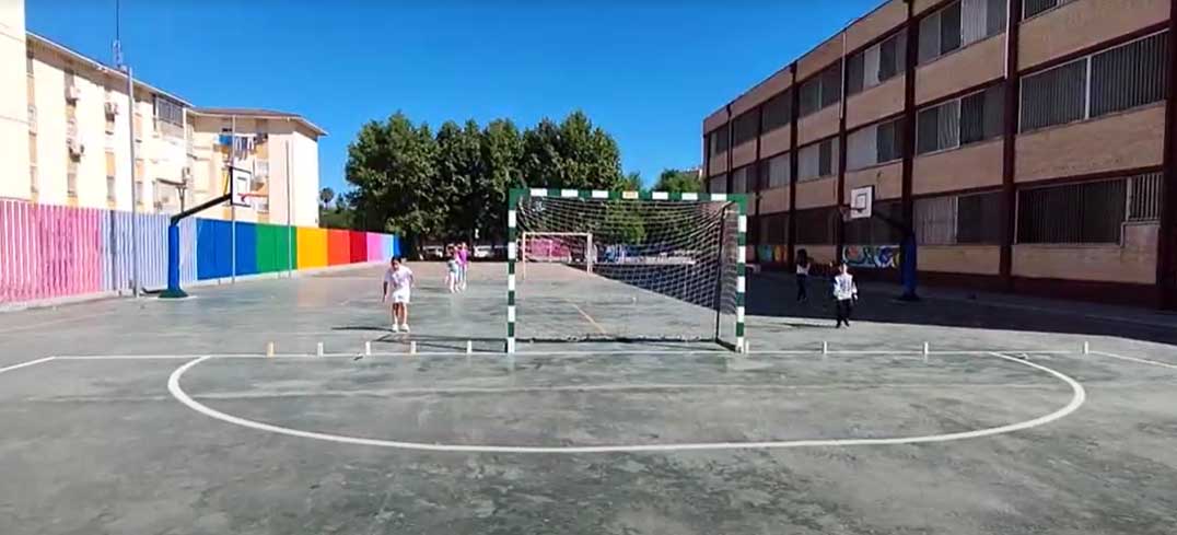 Alumnos jugando a kubb viking