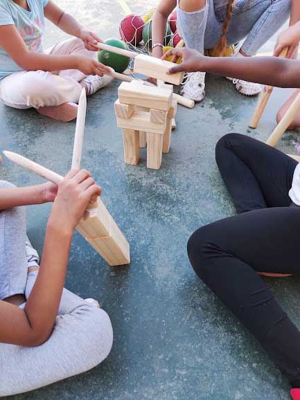 Alumnos jugando a la fortaleza con kubb viking