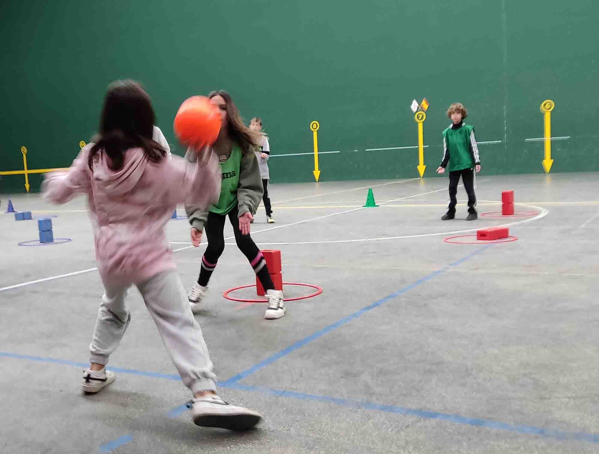 Alumnos practicando Launchball