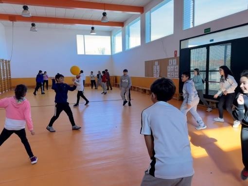 alumnos jugando a pilla-velt