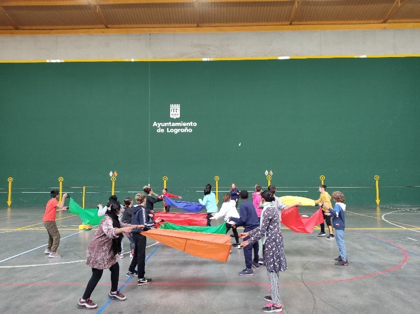 alumnos jugando a lluvia de volantes
