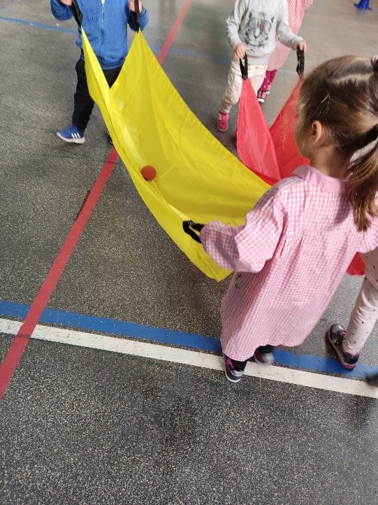 Juego de transportar objetos con paracaídas infantil