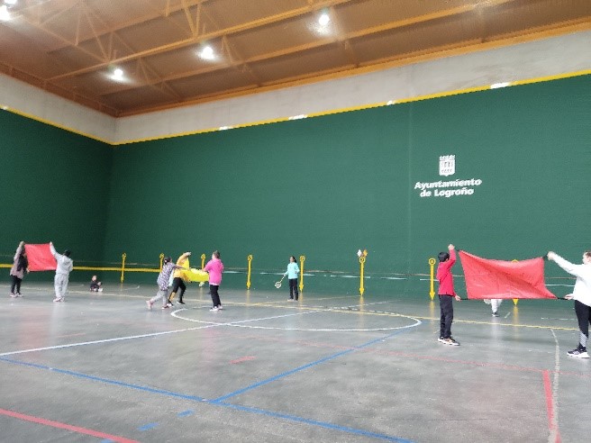 Niños haciendo un drive con paracaídas