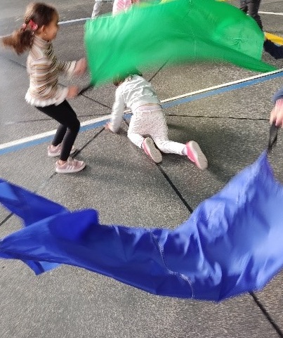 Niños jugando a 