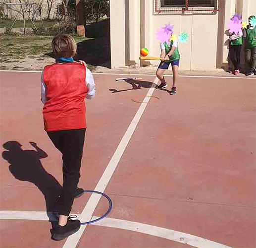 Alumno bateando una pelota arcoíris