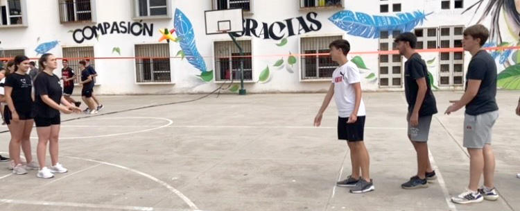 Alumnos jugando a Catch-Ball