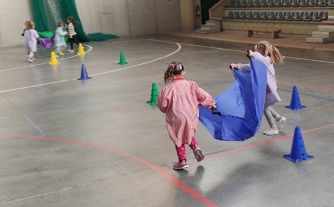 Coordinación dinámica con paracaídas infantiles
