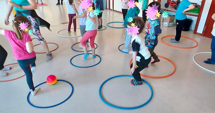 Juego de bolos humanos con pelota arcoíris
