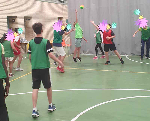 Pelota arcoíris en clase de Educación Física