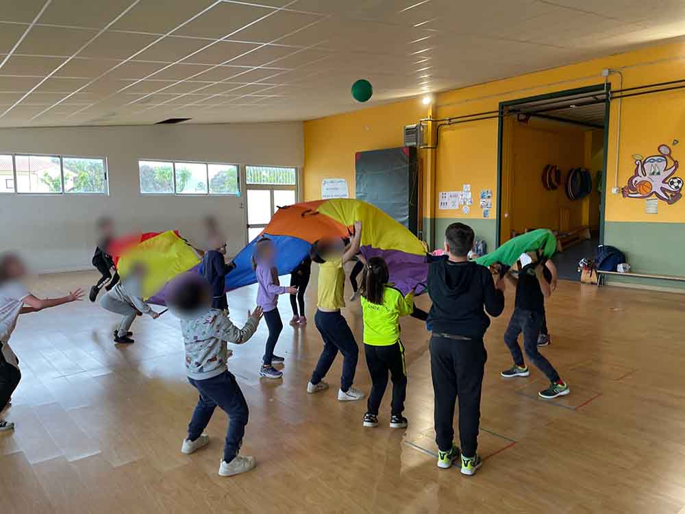 Alumnos jugando a ¡Bombardeo!