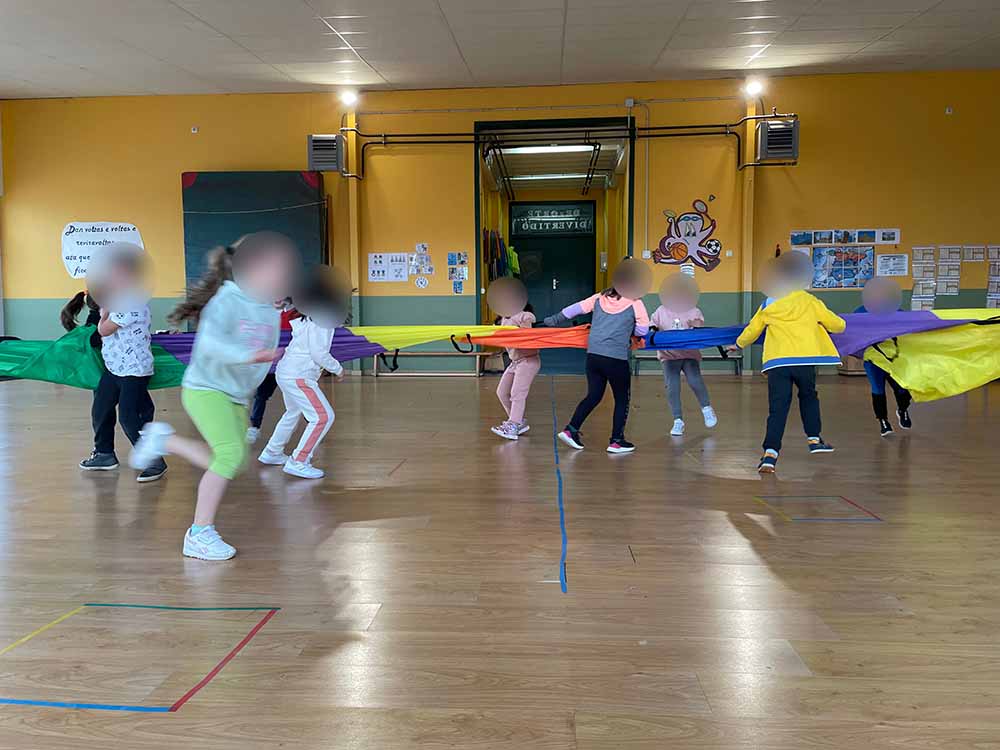 Alumnos jugando a Arcoiris loco