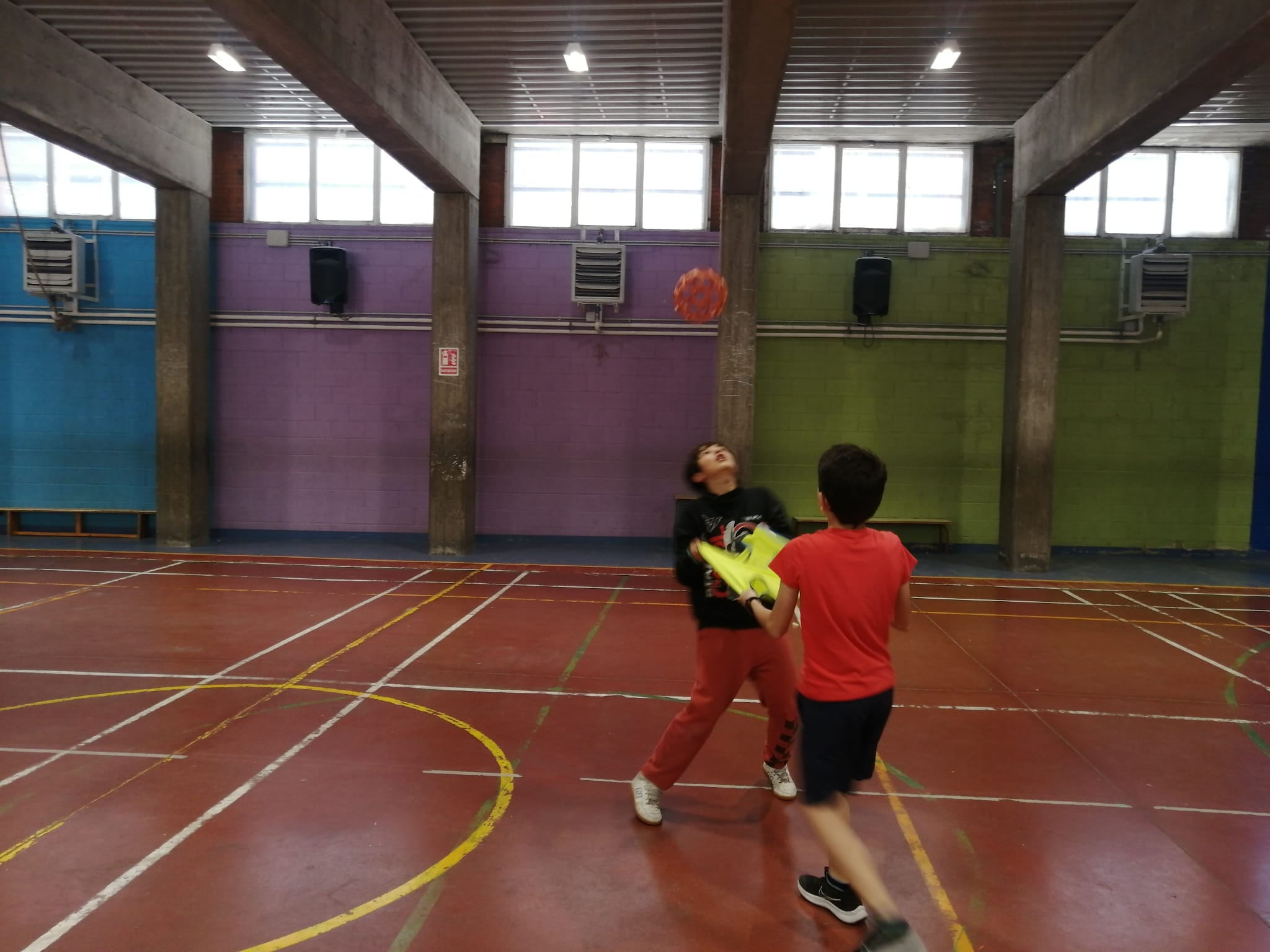 alumnos jugando a "Manteo de Estrellas" con grabball