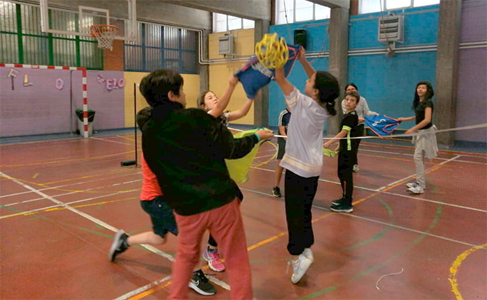 alumnos jugando con balones grabball
