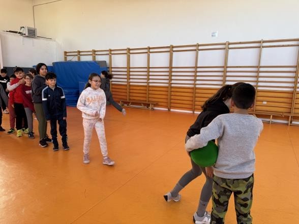 alumnos jugando a Electrix