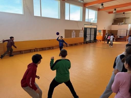 alumnos practicando lanzamientos con pelotas velvet
