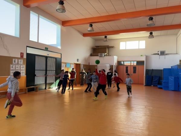 alumnos jugando a abecedario