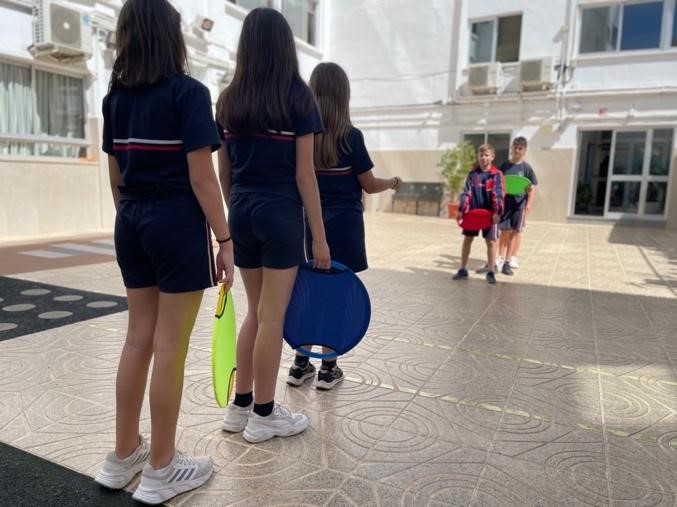 Alumnos sujetando aros de licra