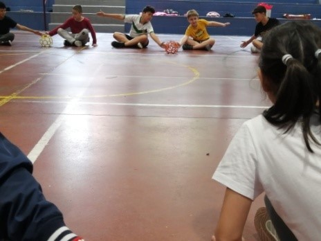 alumnos jugando a "Desplegando Alas" con grabball