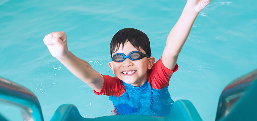 Niños divirtiéndose en el agua en un campus deportivo – Elk Sport