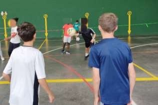 Ejercicio tenis entre gomas