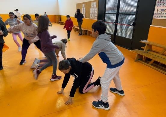 alumnos jugando a La Caza
