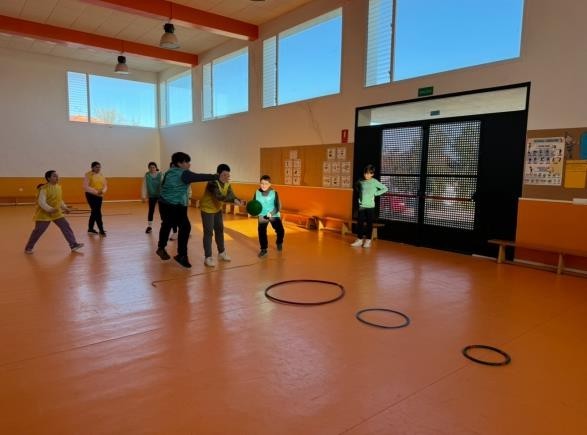 alumnos jugando a aro-bote