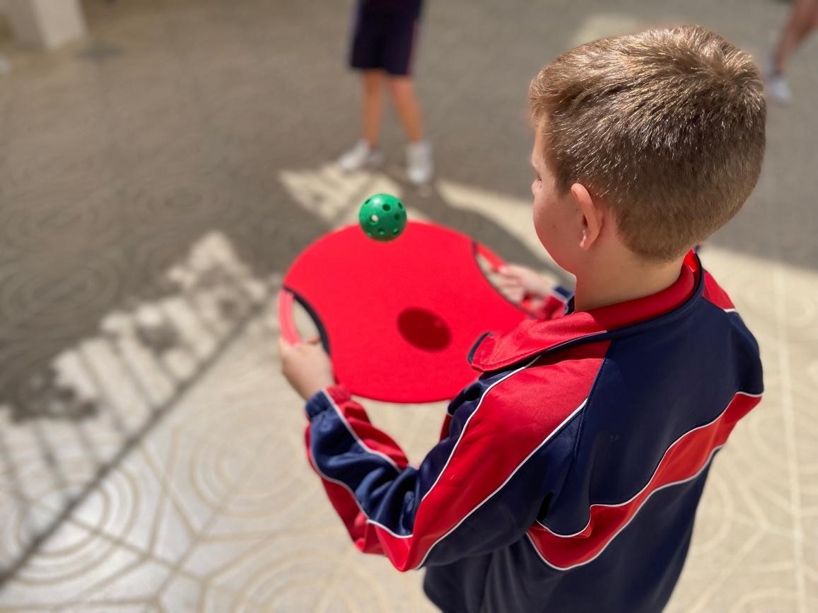 Niño jugando con aro de licra en Educación Física