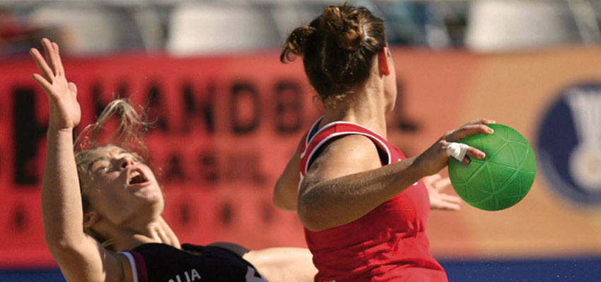 Jugadoras de balonmano playa en un campeonato