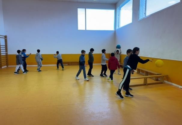 alumnos jugando a pelota saltarina