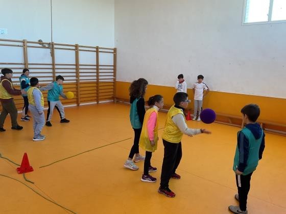 alumnos jugando a fron ball