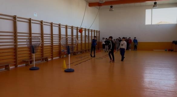 alumnos jugando a la Perla