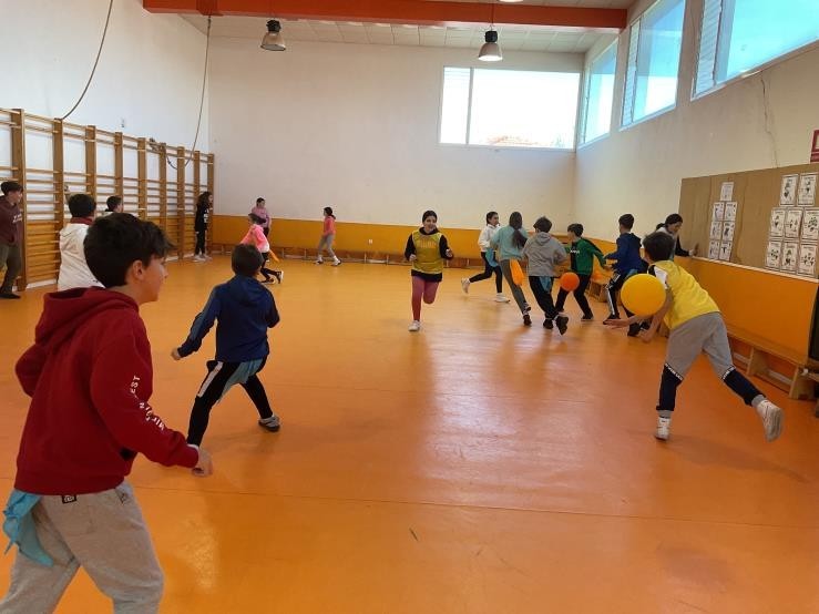 alumnos preparados para jugar a ball tail fox